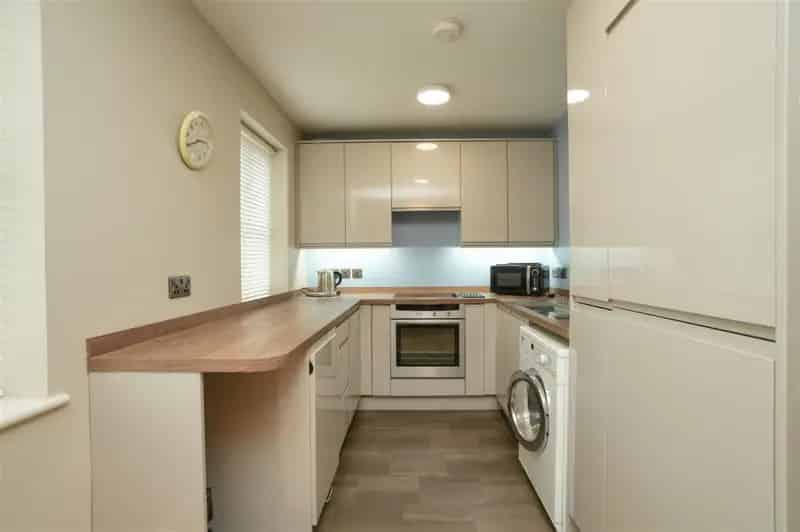 2 Bedroom Flat for Sale Sutton on the Forest