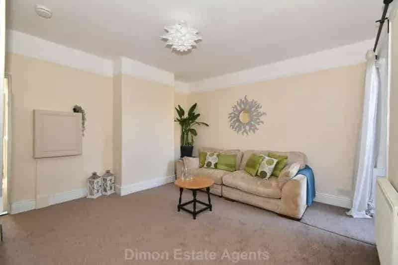 3 Bed House for Sale - Modern Kitchen, 2 Reception Rooms