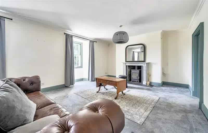 6 Bedroom Detached House For Sale