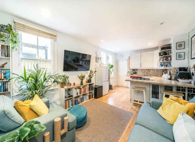 Two Double Bedroom Victorian Apartment with Garden in Colliers Wood