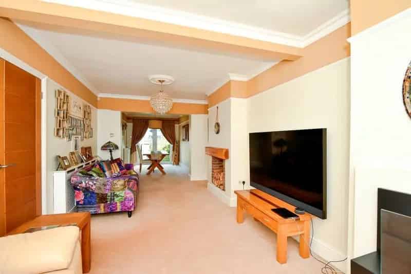 Chain Free Family Home: 3 Double Bedrooms, Garden, Double Garage