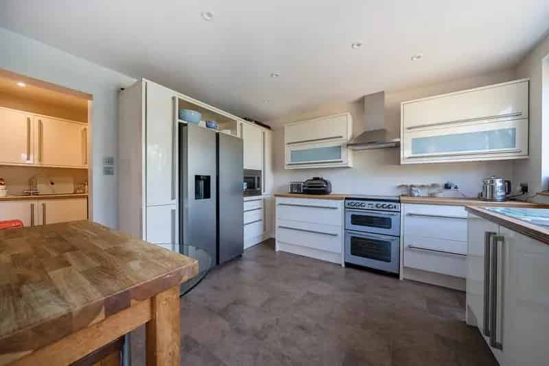 Four Double Bedroom Family Home Near Edgebury School