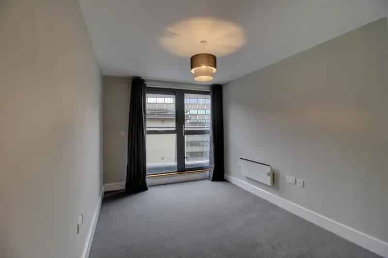 2 Bed Flat Allocated Parking Balcony New Kitchen Bathroom