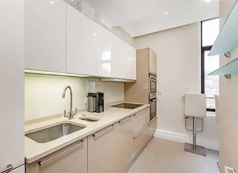 One Bedroom Apartment in Portered Building with Lift