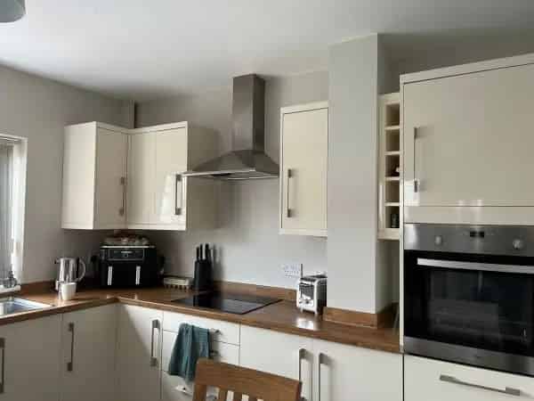 Fully Renovated House New Windows Carpets Garden Drive Fitted Kitchen Bathroom