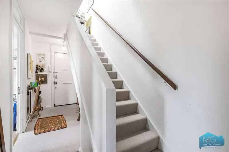 2 Bed Flat for Sale - Top Floor Apartment with Balcony and Communal Garden