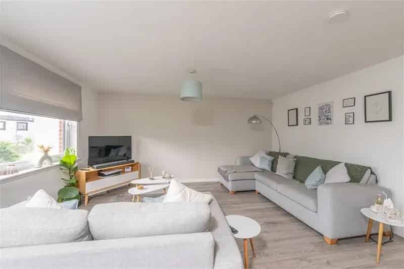 2 Bed Flat Ground Floor Chesser Edinburgh