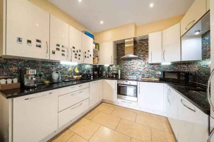 2 Bed Apartment Gunwharf Quays Stunning Views Parking