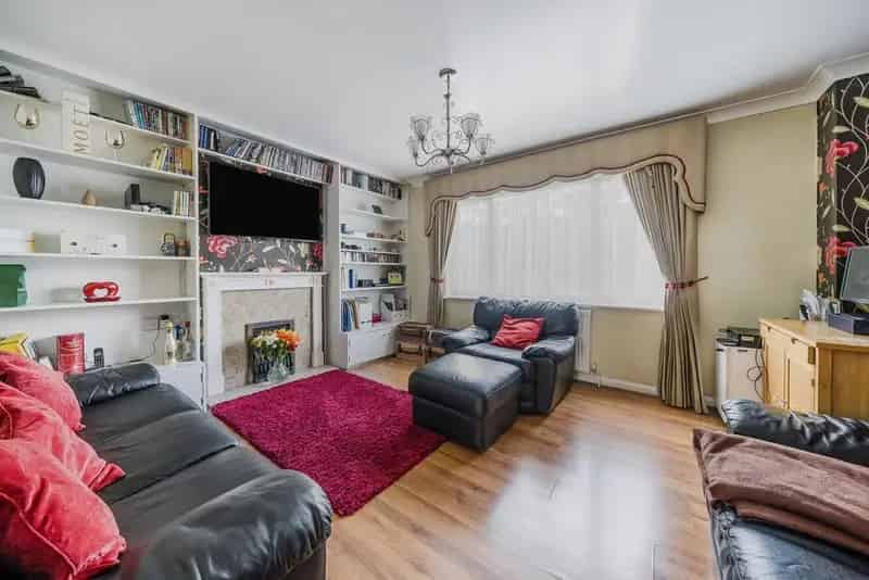 3 Bedroom Mid Century Townhouse with Garage and Garden