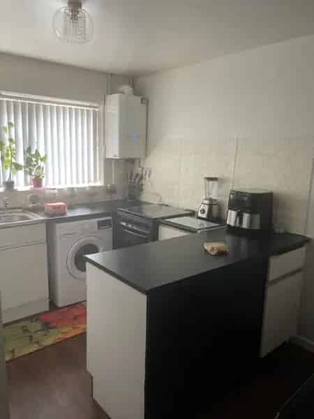 2-3 Bedroom House Large Garden Garage Near Shops Schools