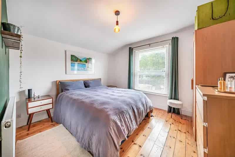 Spacious 2-Bedroom Victorian Flat Near Hither Green Station