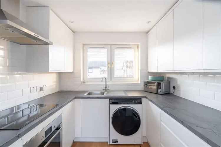 2 Bed Flat - Upper with 1 Reception Room