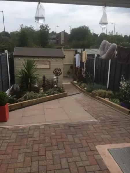 Mid Terrace House with Rear Service Road Access