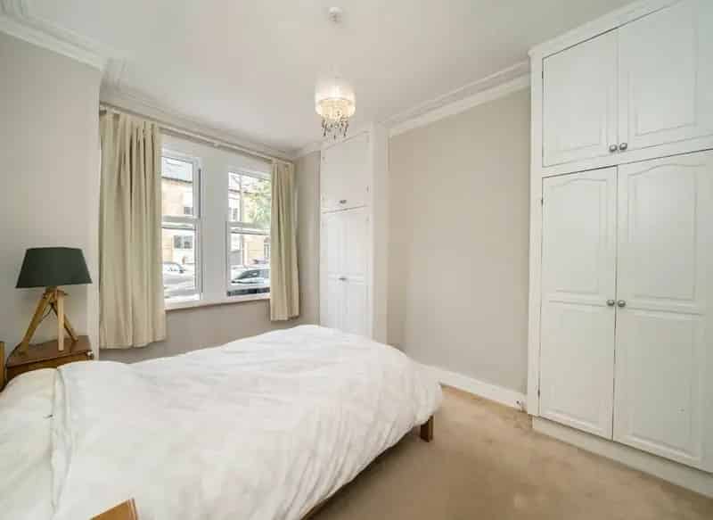 One Double Bedroom Ground Floor Garden Flat Near Excellent Schools and Transport