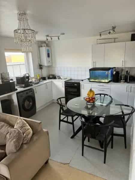 Bright Spacious 2-Bedroom Flat West Norwood Great Amenities