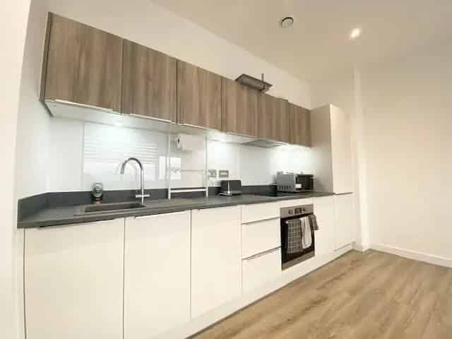 2 Bedroom Apartment Town Centre Available April