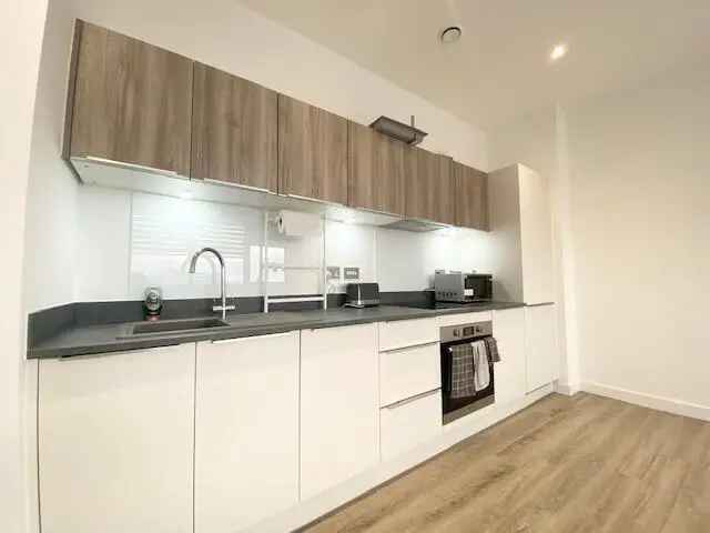 2 Bedroom Apartment Town Centre Available April