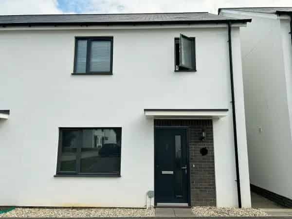 Large Semi-Detached House Near Beaches - Family Home