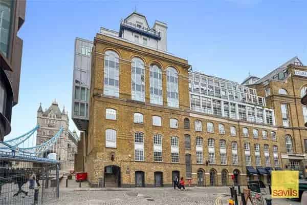 Luxury Riverside Apartment with Panoramic Views and Cinema Room