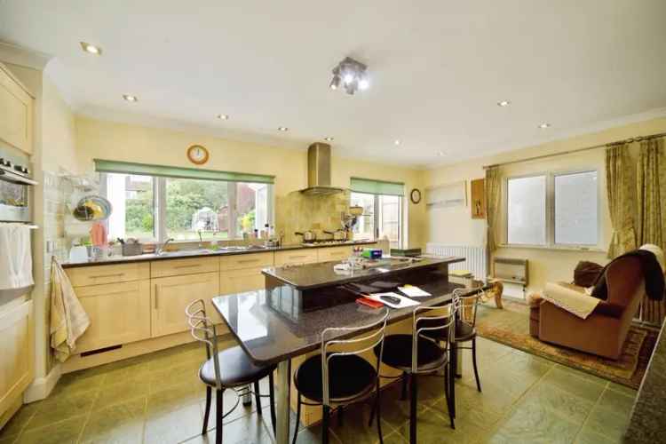 5 Bedroom Detached House For Sale in Oakwood N14