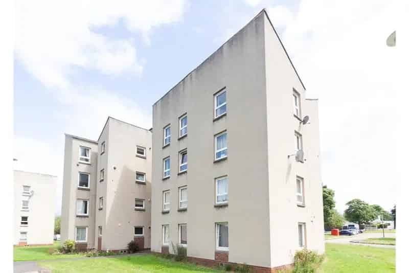 2 Bed Top Floor Flat with Canal and Hill Views