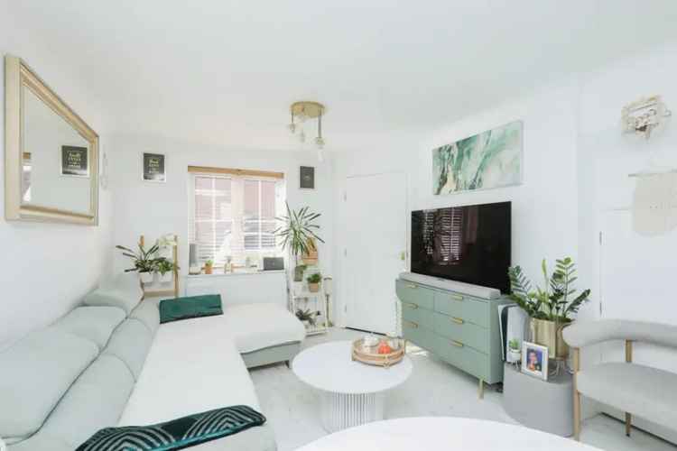 Three Bedroom End Terrace House Near Amenities and Schools
