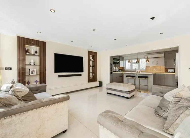 Four Bedroom Family Home Near Perivale and West Ealing Stations