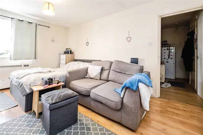 One Bedroom Apartment in E11 with Parking and Loft Storage
