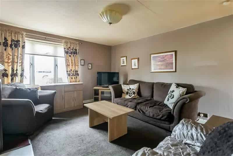 2 Bed Flat Ground Floor with Private Garden