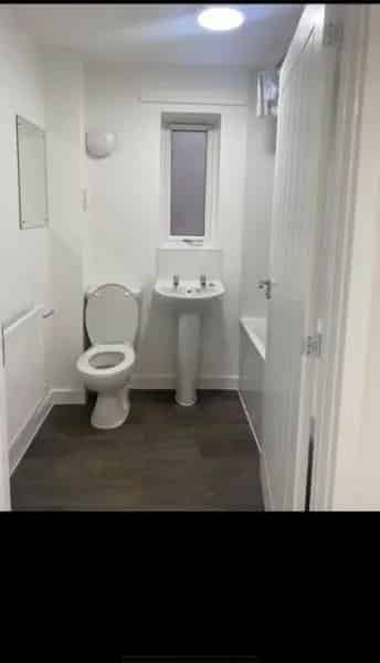 2 Bed House with Parking Quiet Neighborhood