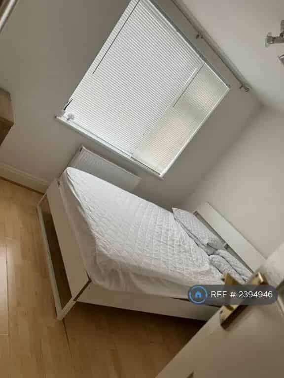 2 Bed Flat with Secure Storage and Parking