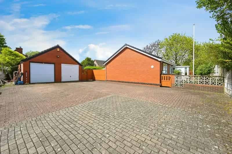 3 Bed Detached Bungalow Near Schools and Amenities