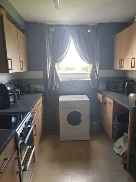 2 Bedroom House with Large Living Room and Storage