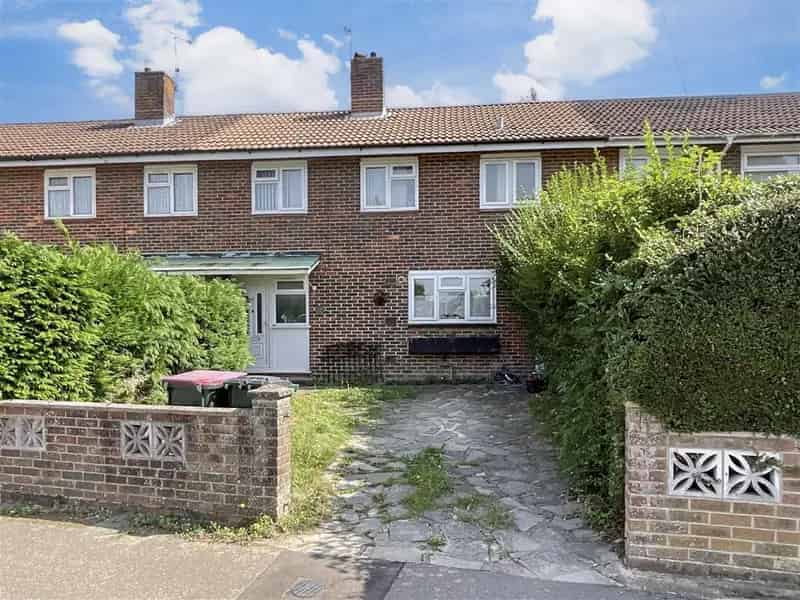 4 Bedroom Extended Terraced House for Sale Near Gatwick