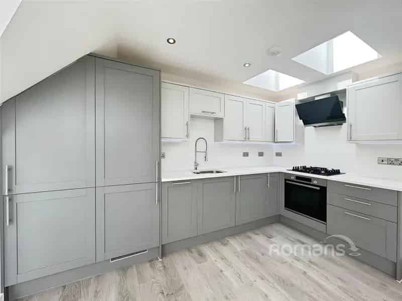 2 Bedroom Flat Modern Top Floor Apartment with Parking