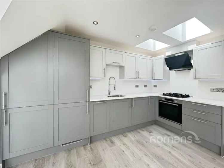 2 Bedroom Flat Modern Top Floor Apartment with Parking
