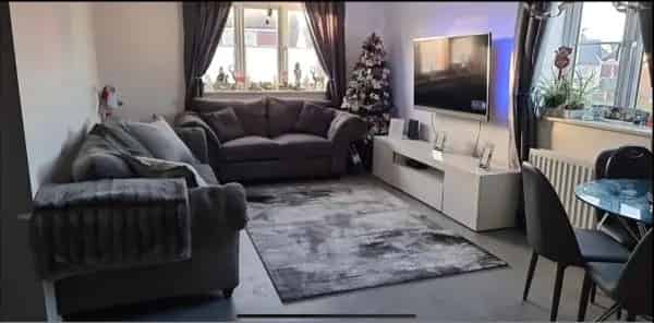 Spacious 2-Bed Flat Maidstone  Near M20 Pets Allowed