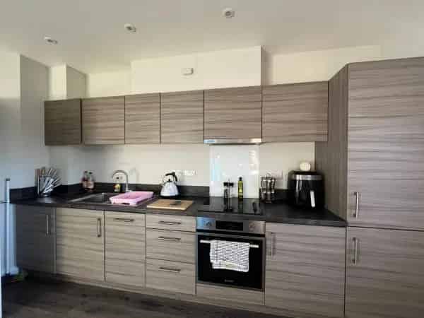 2 Bed 1 Bath Flat Horley Town Centre Close Train Station Small Pets Allowed