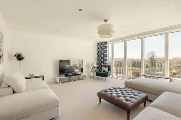 Spacious 5-Bedroom Townhouse with Stunning Views Near Addenbrooke's Hospital