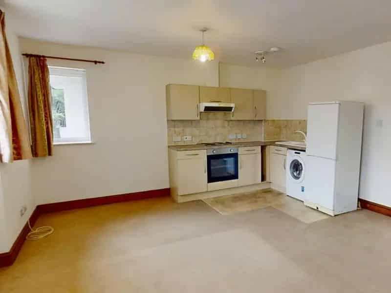 One Bedroom Flat Near Train Station and Amenities