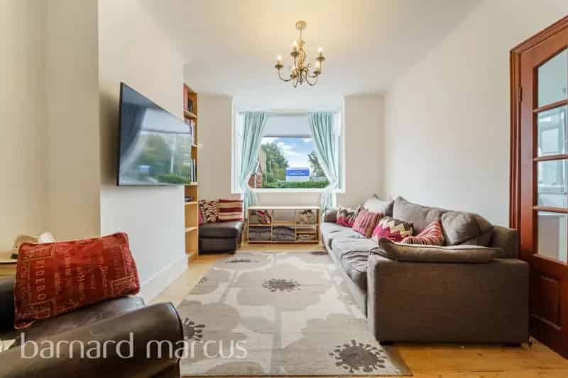 4-Bed Semi-Detached House in Feltham Near Shops and Schools