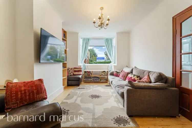 4-Bed Semi-Detached House in Feltham Near Shops and Schools