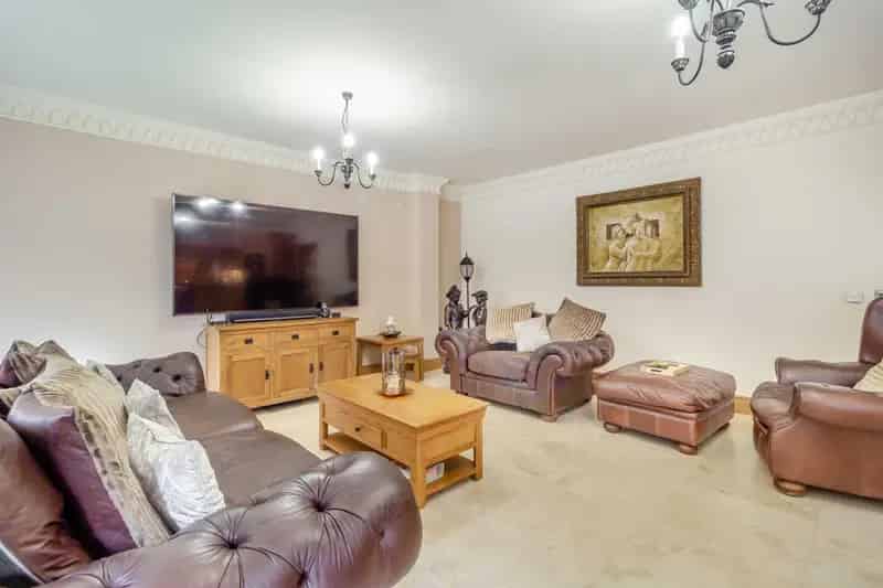 5 Bedroom Detached House with Sauna Hot Tub and Garden Bar