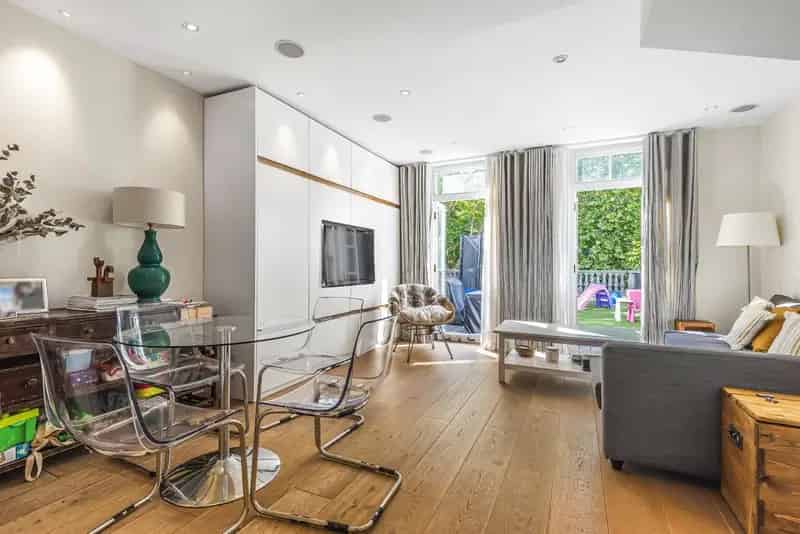 Five Bedroom House with Large Roof Terrace in Greens Court