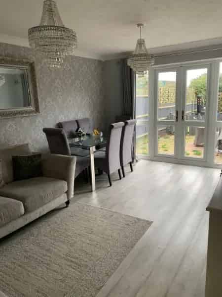 3 Double Bedroom House with 3 Car Parking