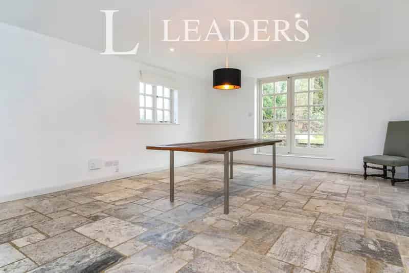 4 Bedroom Arts & Crafts Family Home with Modern Amenities