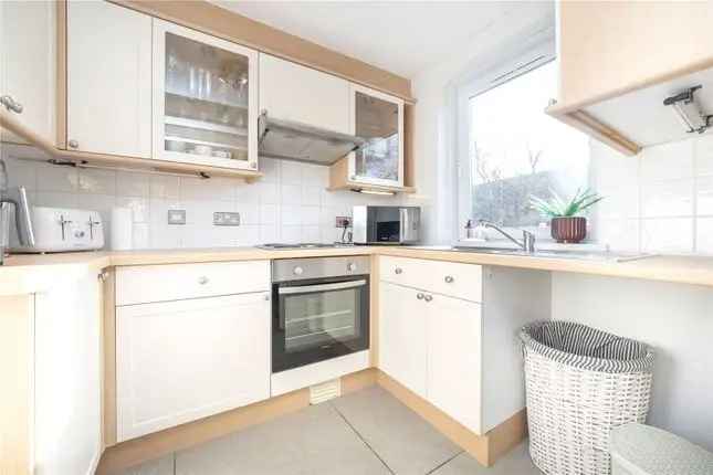 3 Bed Apartment Chiswick High Road Short Let