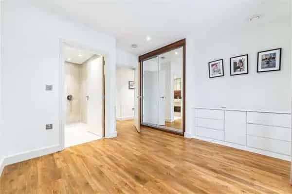 Two-Bedroom Apartment with Roof Terrace and Stunning Skyline Views