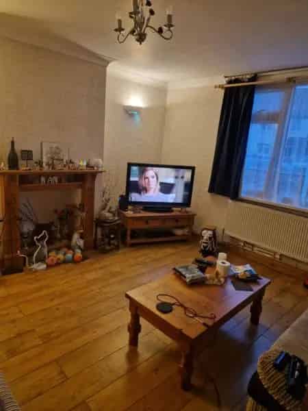 3 Bed Semi Detached House Large Drive Garden