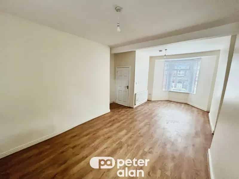 3 Bedroom Terraced House Refurbished Unfurnished Public Transport Links